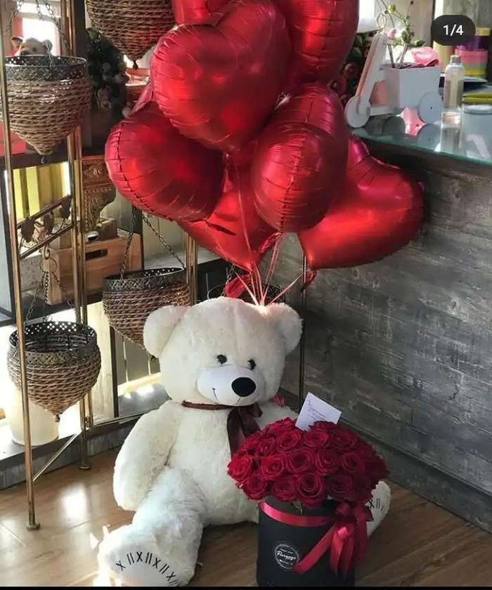 დათუნია წითელი ვარდებით და ჰელიუმისგულებით (4ც)