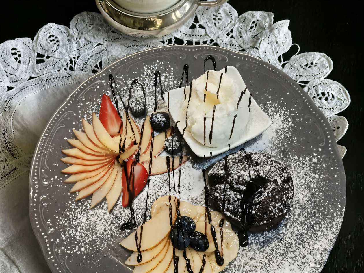 Šokolaadifondant vaniljejäätise ja puuviljadega