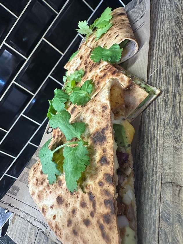 Avokádo and Juicy Quesadila