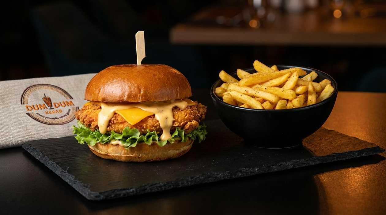 Burger urban crispy cu cartofi prăjiți