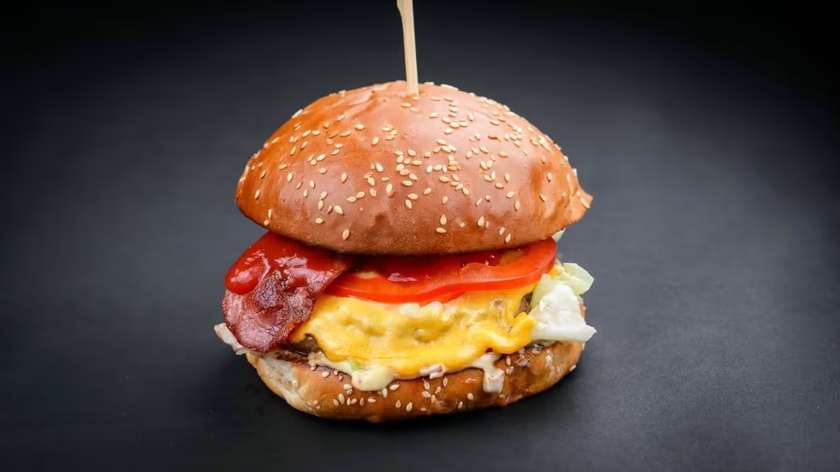 Baconais crispy burger + fries