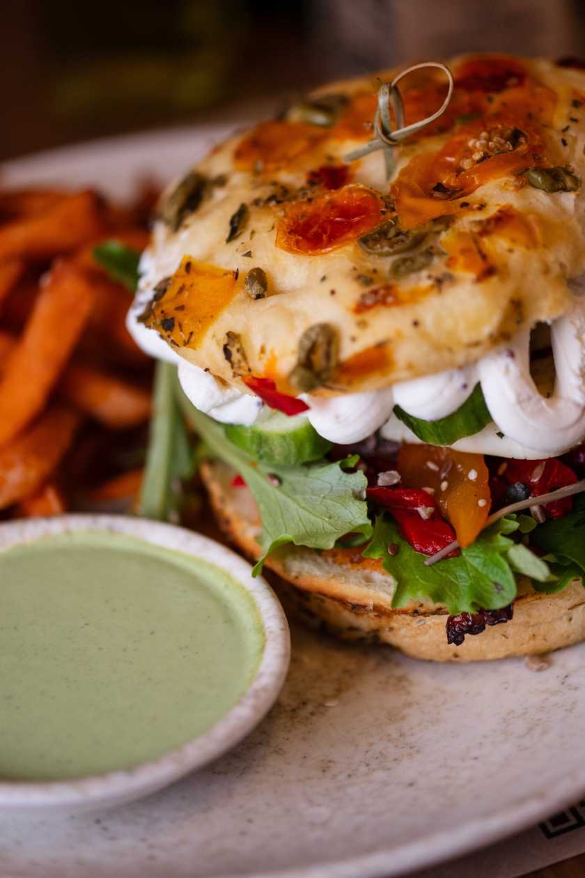 HALLOUMI MUFFIN CU CARTOFI DULCI PRĂJIȚI & GREEN SOS