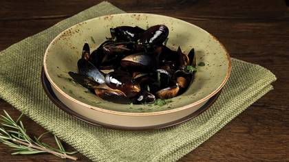 Blue mussels in garlic-white wine sauce