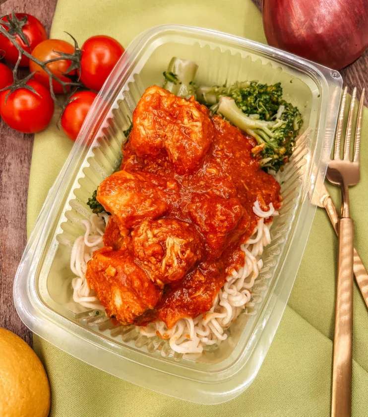 Frango agridoce com noodles e brócolos