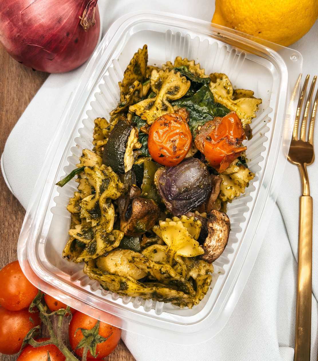 Massa primavera com molho pesto (vegetariano)