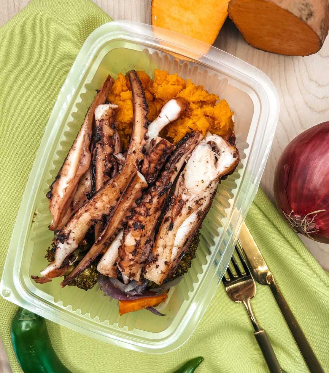 Tentáculos de pota "à Lagareiro" com esmagada de batata doce e legumes assados