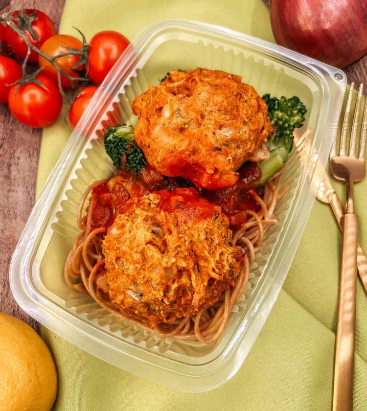 Almôndegas de atum e mozzarella com esparguete, tomate e brócolos