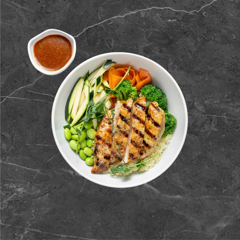 Žaliasis bowl su grill vištiena