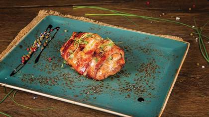 Pork curry with bacon and pepper sauce