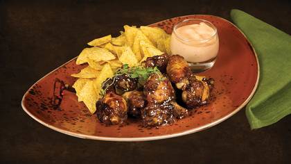 Chicken wings with garlic sauce