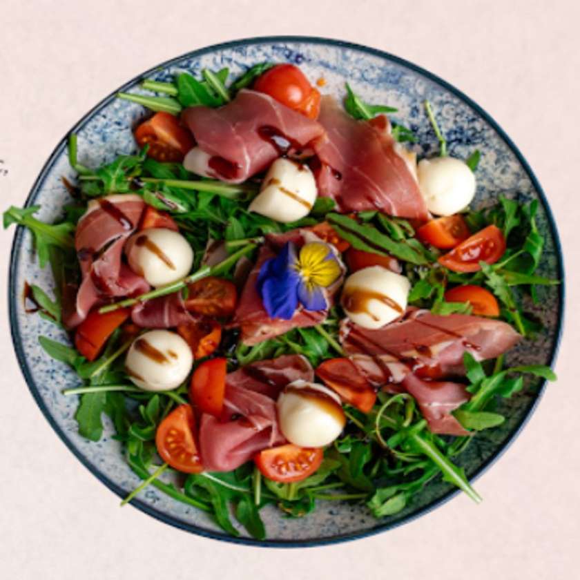 Salată cu Rucola, Prosciutto, Mozzarela și Roșii Cherry