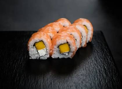 Philadelphia mango salmon roll