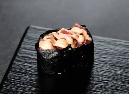 Gunkan spicy tuna