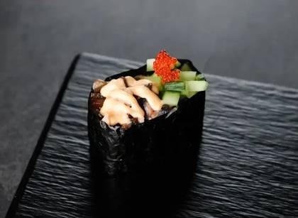Gunkan spicy unagi + okurka tobiko