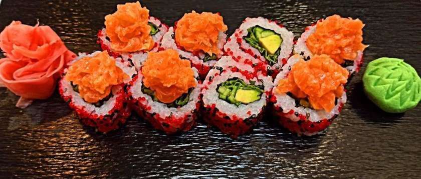 Spicy tartar salmon roll