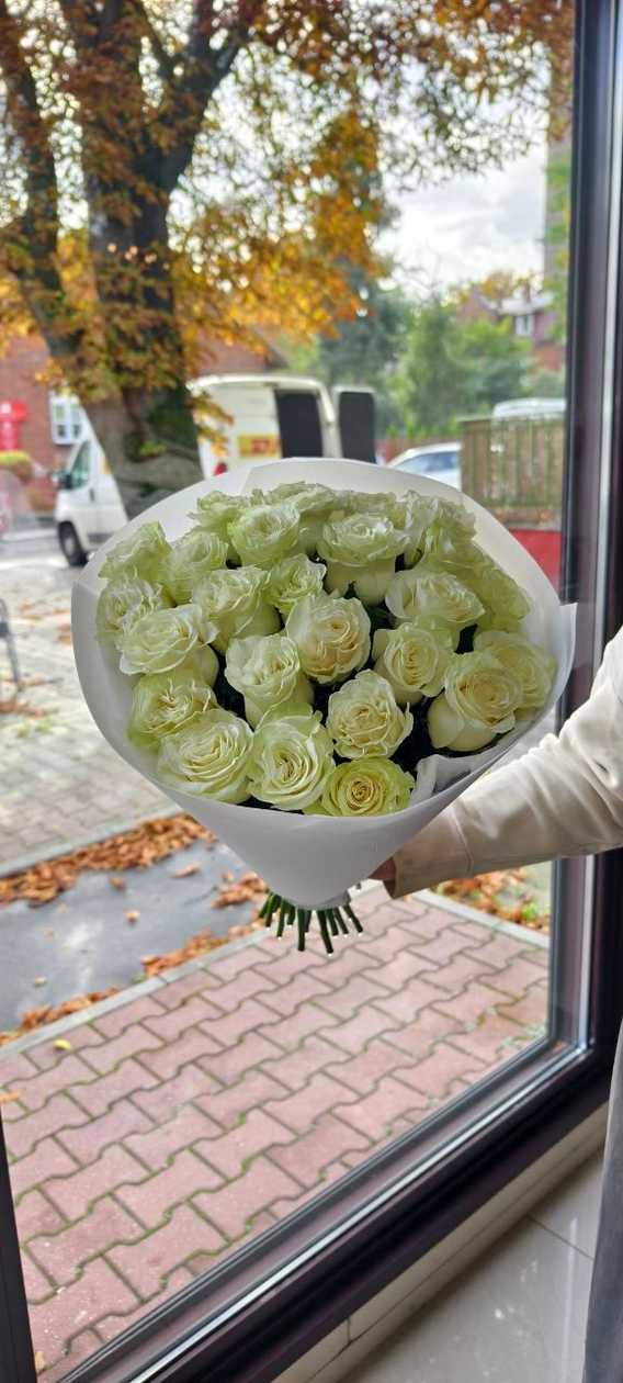 Bouquet of 25 White Roses in a Package