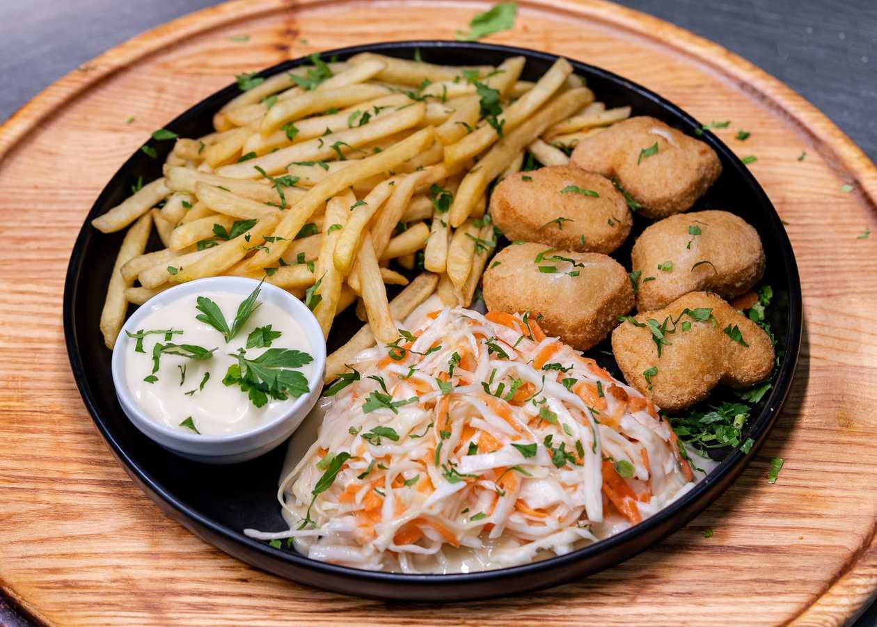 5 Nuggets de Pui + Salata Coleslow si Cartofi Prajiti cu Maioneza Simpla