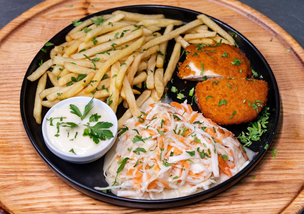 Gordon Bleu Pui + Salata Coleslow si Cartofi Prajiti cu Maioneza Simpla