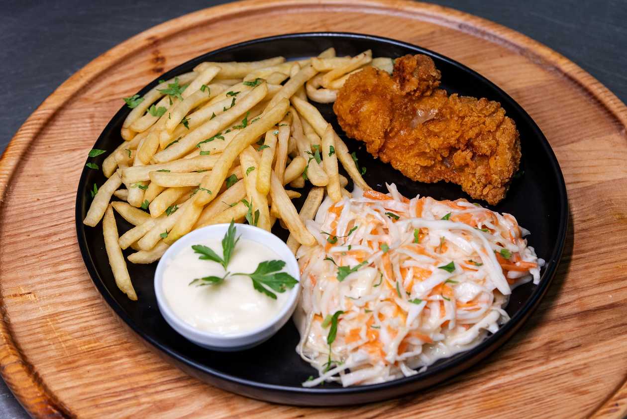 Pulpa de Pui Crispy + Salata Coleslow si Cartofi Prajiti cu Maioneza Simpla