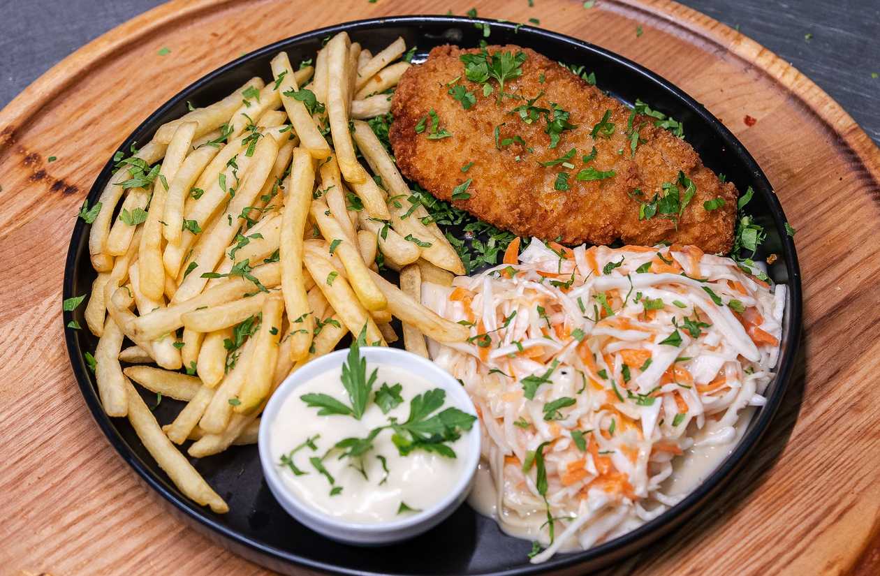 Snitzel Pui + Salata Coleslow si Cartofi Prajiti cu Maioneza Simpla