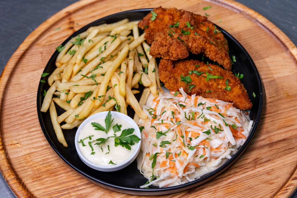 Crispy de Pui NePicant  + Salata Coleslow si Cartofi Prajiti cu Maioneza Simpla 200g