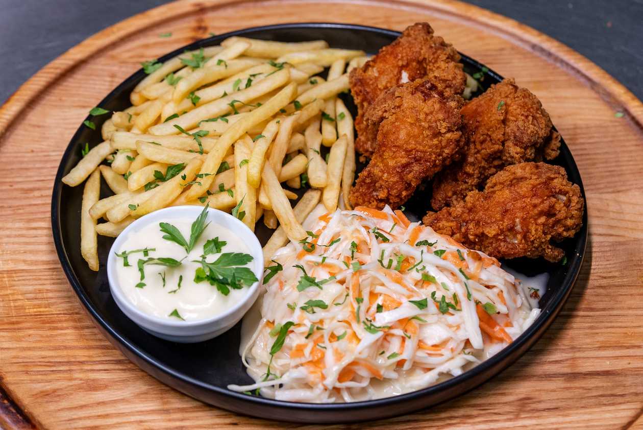 Aripioare de Pui Crispy Picante + Salata Coleslow si Cartofi Prajiti cu Maioneza Simpla 220g