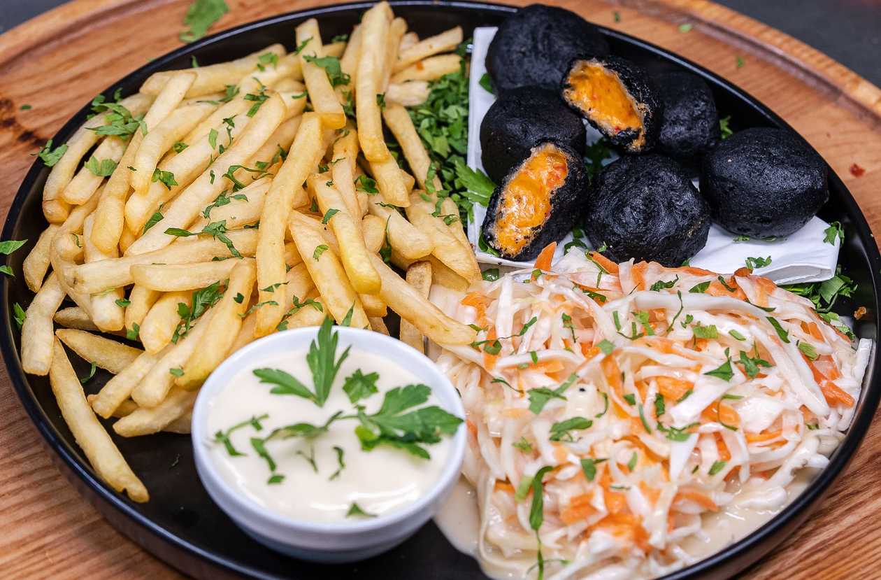 5 buc Chilly Black Cheddar + Salata Coleslow si Cartofi Prajiti + Maioneza Simpla