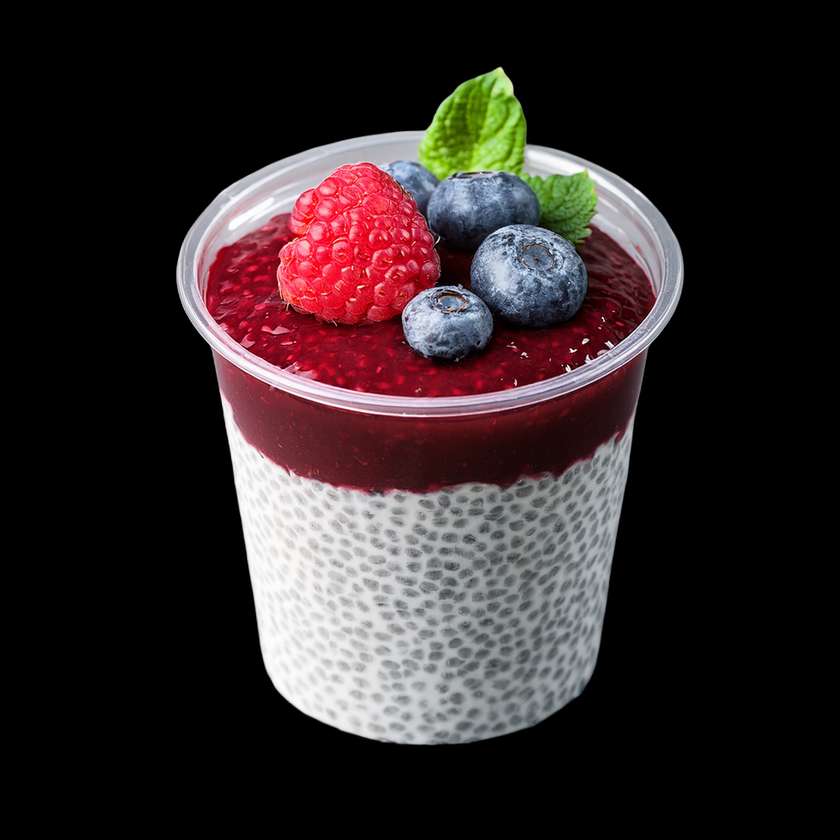 Chia puding s čiernymi ríbezľami