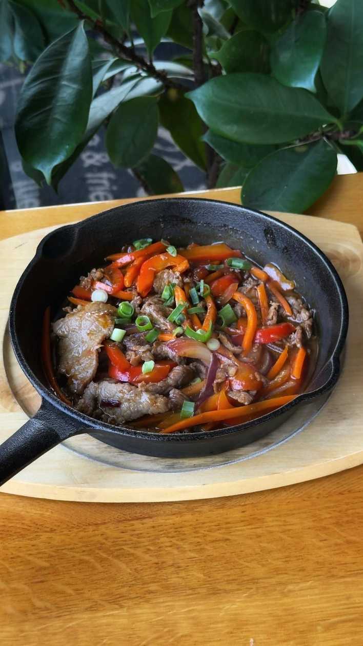 Tigaie Picantă cu Carne de Vită