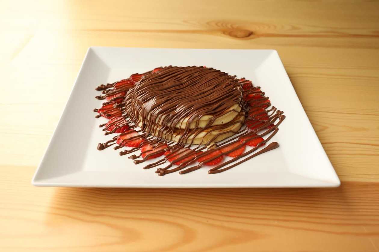 Crepe, Waffle ou Panquecas com Morangos com Cobertura de Chocolate à Escolha