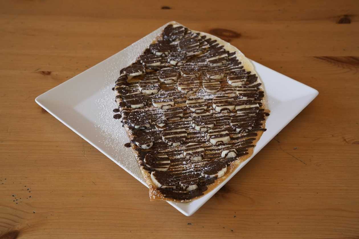 Crepe, Waffle ou Panquecas de Banana com Cobertura de Chocolate à Escolha