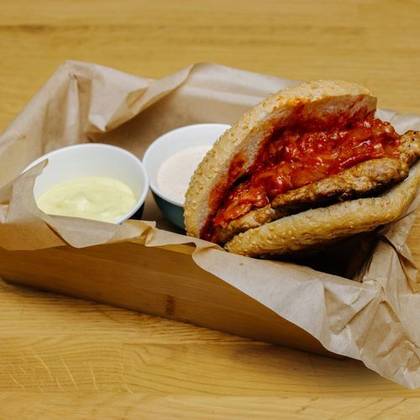 Cheeseburger z Cebulą Smażoną