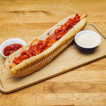 Hot-Dog Mały z Cebulą Smażoną na Ciepło