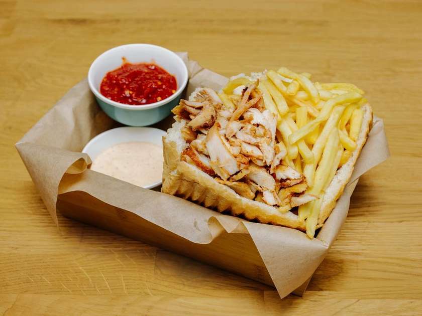 Kebab w Bułce z Frytkami w Środku