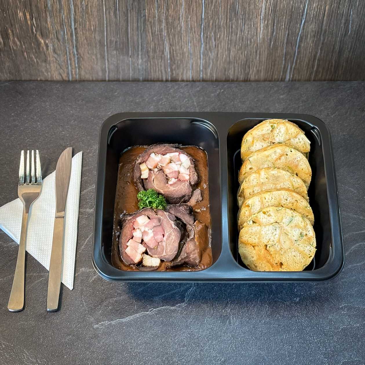 Kančí kýta se šípkovou omáčkou, karlovarský knedlík /1,3,7,9/