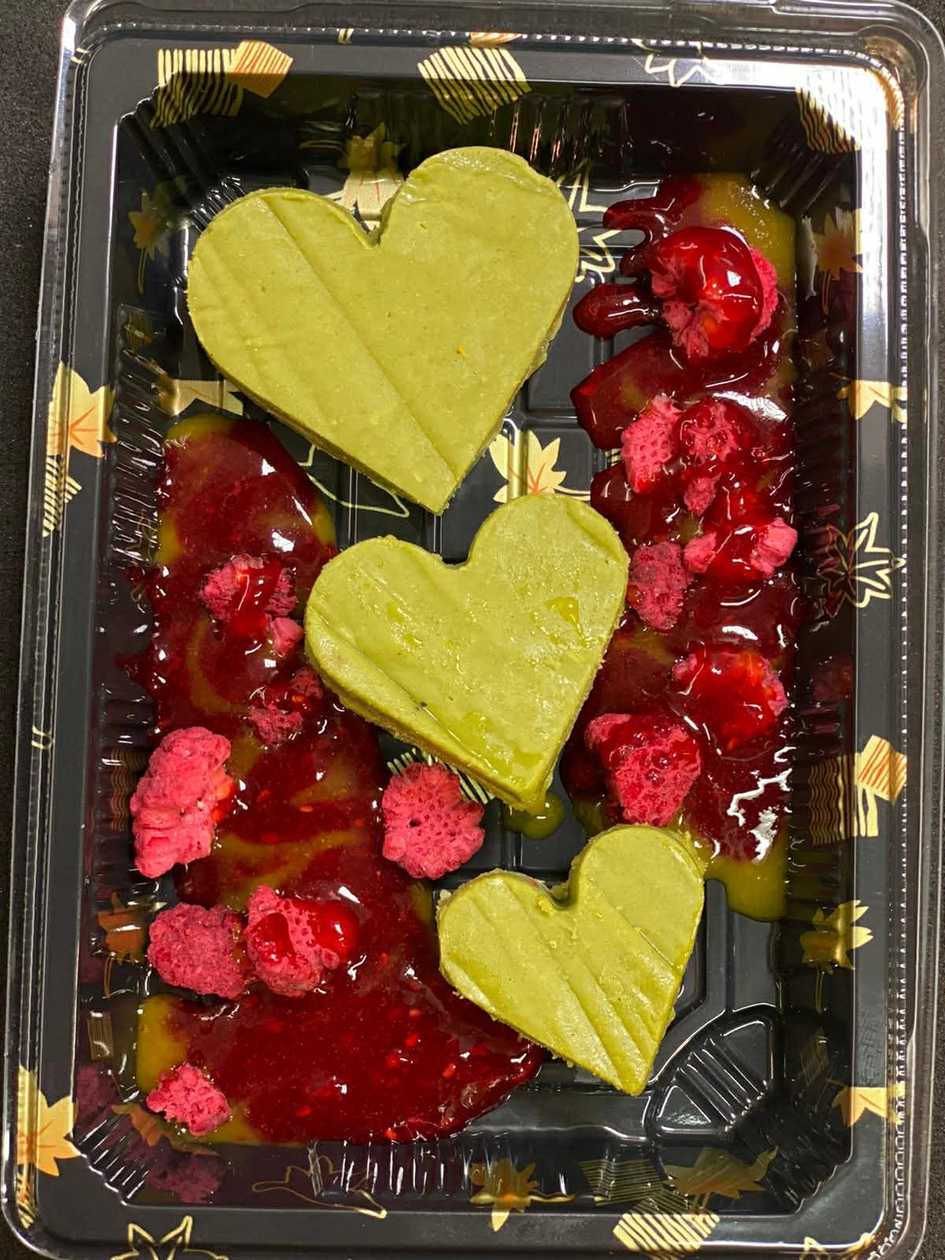 Japonský dezert matcha s malinami