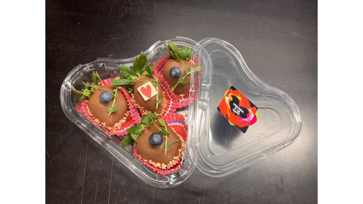 4 gab Zemenes Šokolādē ar Riekstiem Sirds Formas Kastē - Caurspīdīga Maza Kaste