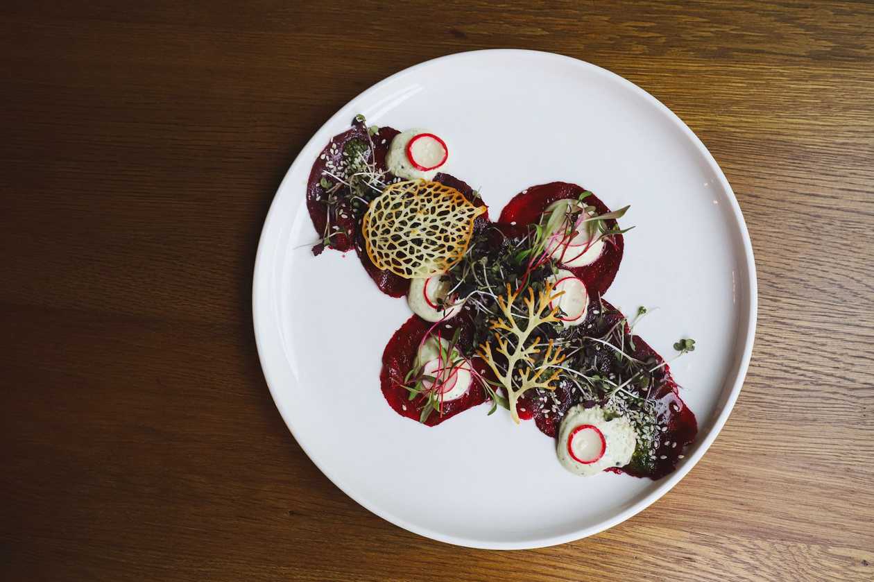 100g Carpaccio z červené řepy s kozím sýrem, rukolou, ořechy a citronovým vinaigrettem
