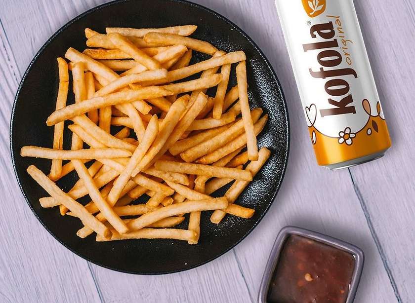 Sweet chilli omáčka, hranolky, kofola