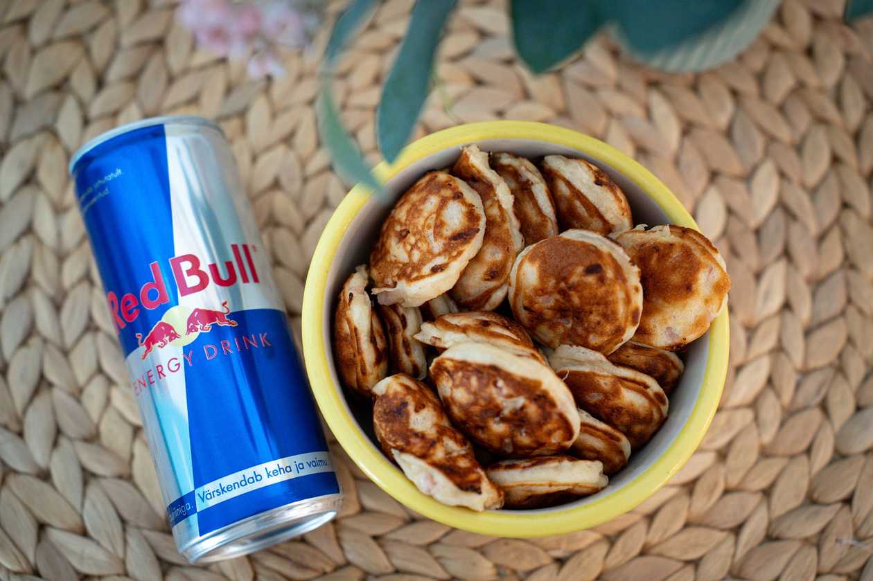 25 singi-juustu minipannkooki & Red Bull