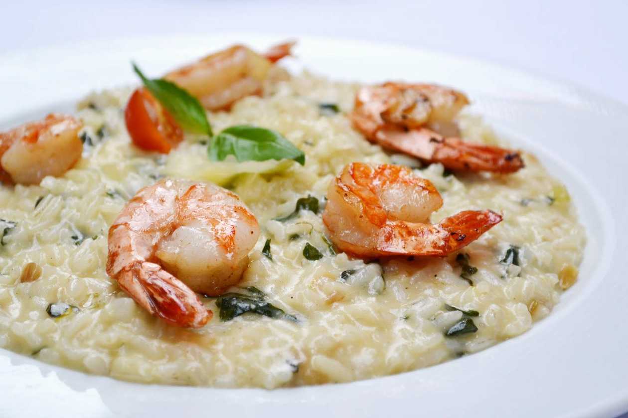 300g Krémové risotto s krevetami, bílým vínem, jemnou bylinkovou omáčkou a hoblinkami parmezánu