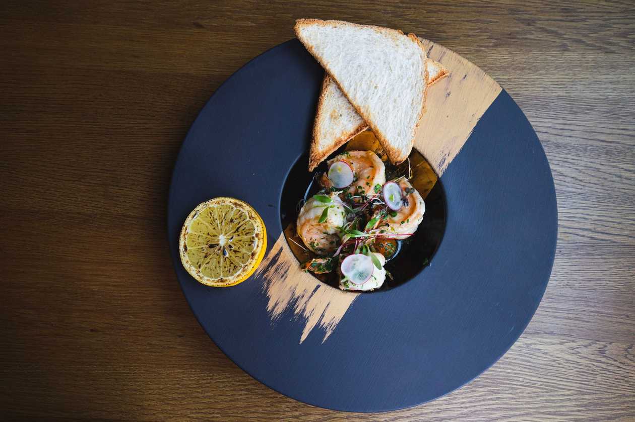 4ks Tygří krevety na zeleném curry s kokosovým mlékem a koriandrem, rozpečený toast
