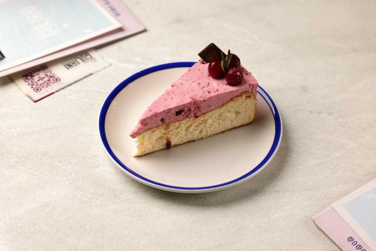 Basqu Cheesecake with Cranberry Mousse