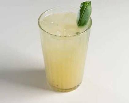 Sumo de Ananás com Manjericão