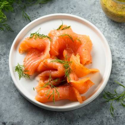100g Gravlax z lososa marin. v kopru, citrusech s hořčicovo–medovým dresinkem, crème fraîche