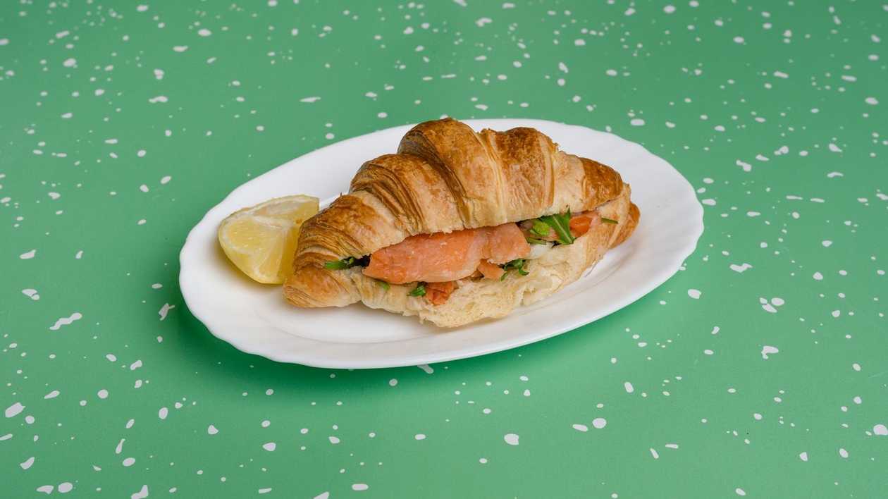 Круассан с лососем