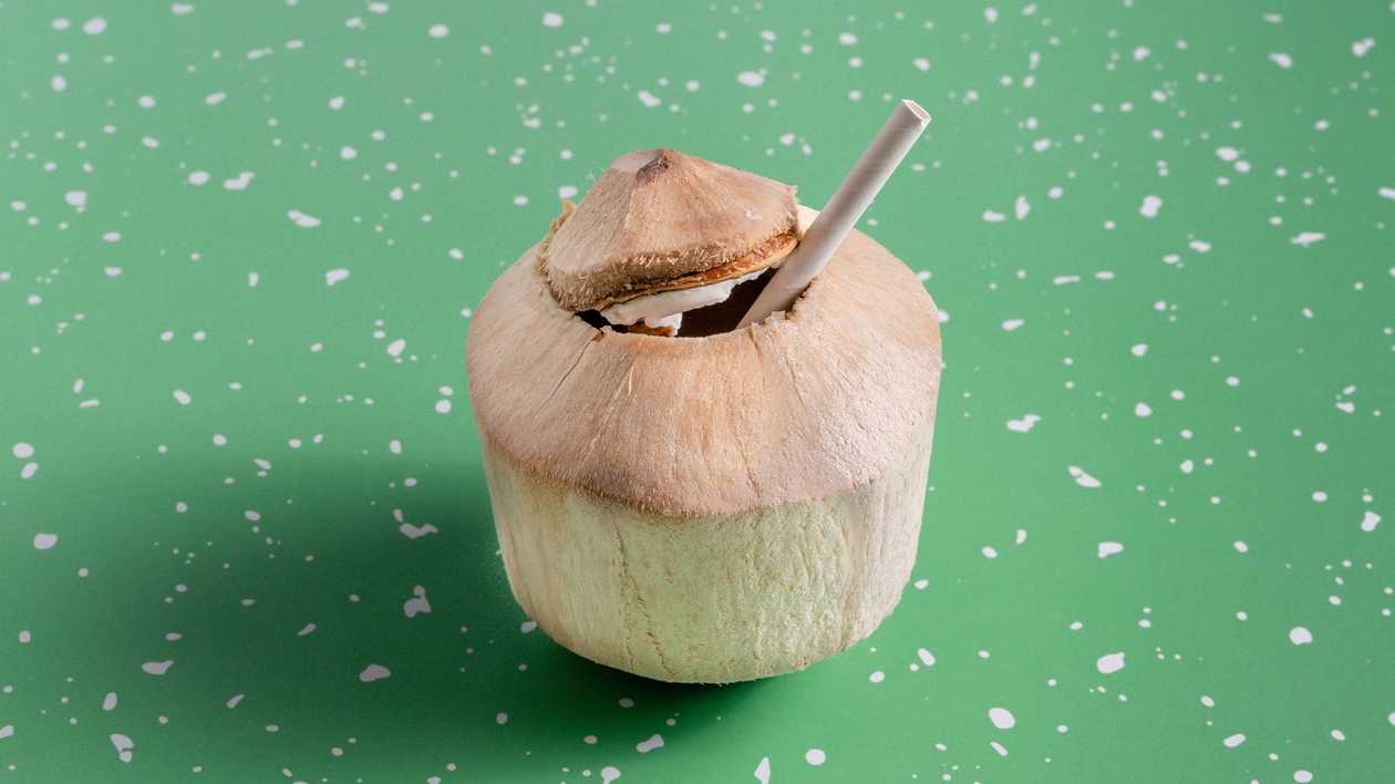 Свежий кокосовый сок