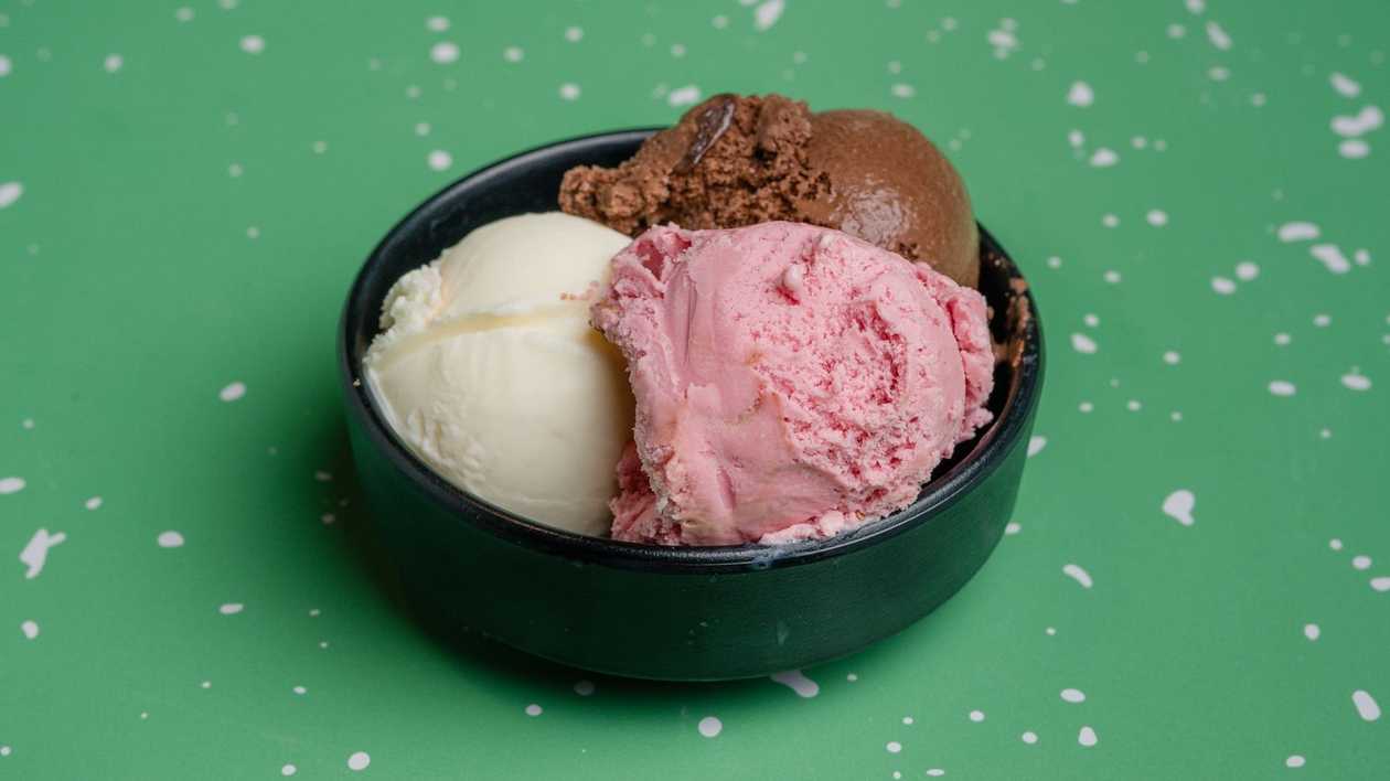 Чашка с 3 шариками мороженого