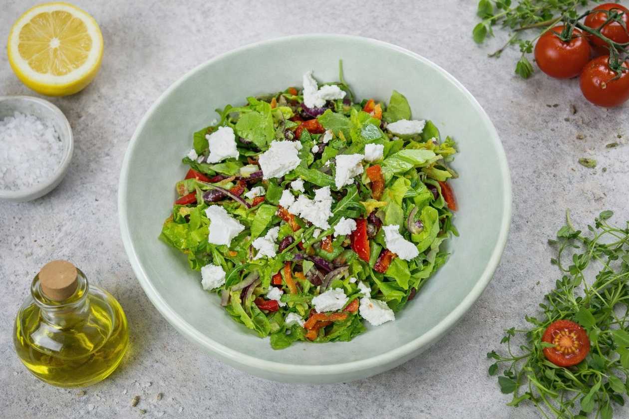 Salad with red beans and goat cheese