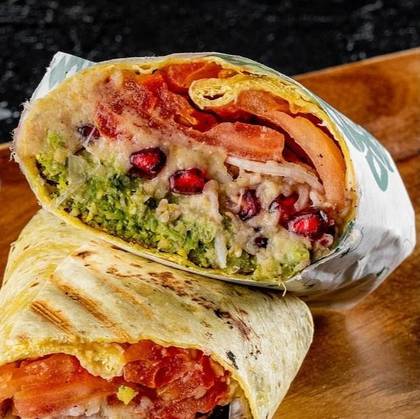 Falafel cu salata de vinete si rodii in lipie